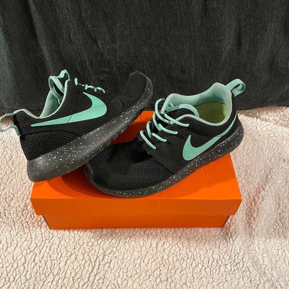 Black and mint speckled roshe - Picture 1 of 2